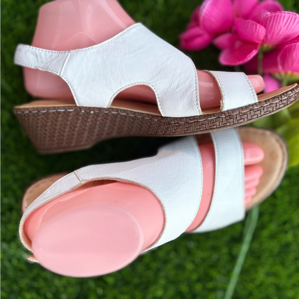 BORN LEATHER WEDGE SANDALS BUCKLE 9